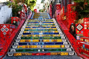 Escadaria Selarón:
Obra colorida do artista chileno Jorge Selarón, um mosaico vibrante que celebra a cultura carioca e encanta visitantes do mundo todo.